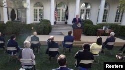 El presidente Trump se dirigió a los periodistas desde los jardines de la Casa Blanca, donde ahora se celebran las ruedas de prensa para evitar posibles contagios del coronavirus. 