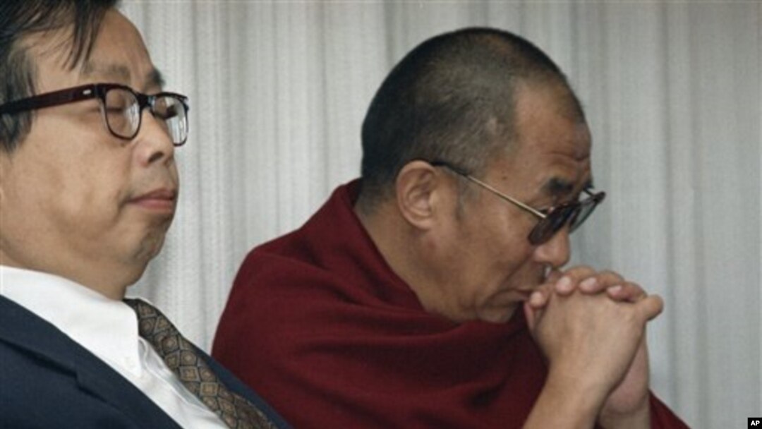 Aktivis Tiongkok, Fang Lizhi (kiri) bersama Dalai Lama dalam sebuah acara dialog di New York (foto: dok).