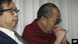 Aktivis Tiongkok, Fang Lizhi (kiri) bersama Dalai Lama dalam sebuah acara dialog di New York (foto: dok).