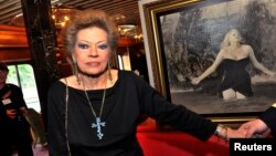 Aktris Anita Ekberg tiba di Stockholm pada 2010 untuk memperingati 50 tahun penampilannya dengan Marcello Mastroianni di air mancur Trevi dalam film "La Dolce Vita" karya Federico Fellini. 