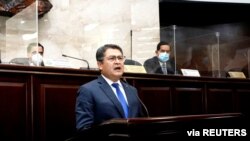 El presidente de Honduras, Juan Orlando Hernández, en un discurso ante el Congreso el 24 de febrero de 2021. [Foto de la presidencia de Honduras distribuida por Reuters].