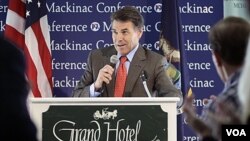 El gobernador de Texas, Rick Perry, ha caído al tercer lugar en algunas encuestas, y su campaña ha lanzado ataques directos contra Mitt Romney.