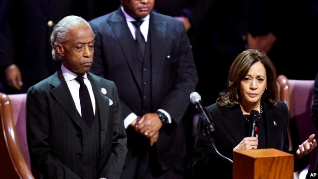 El reverendo Al Sharpton escucha mientras la vicepresidenta Kamala Harris habla durante el funeral de Tyre Nichols en la Iglesia Cristiana Mississippi Boulevard en Memphis, Tennessee, el miércoles 1 de febrero de 2023.