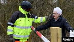 The separated couple, the eighty-nine years old German Karsten Tuchsen Hansen from Suederluegum and his eighty-five years Danish girlfriend Inga Rasmussen from Gallehus meet daily at the Aventoft border crossing after the border has been closed, as the sp