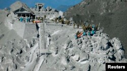 2014年9月29日日本自卫队士兵和警察准备营救登山者