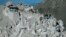 2014年9月29日日本自卫队士兵和警察准备营救登山者