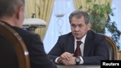 Presiden Rusia Vladimir Putin (kiri) menunjuk Mantan Menteri Urusan Darurat dan Gubernur Regional, Sergei Shoigu, sebagai Menteri Pertahanan baru Rusia, menggantikan Anatoly Serdyukov (6/11).