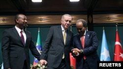 Rais wa Uturuki, Tayyip Erdogan, akiwa na Rais wa Somalia, Hasan Sheek Mohamud, na Waziri Mkuu wa Ethiopia, Abiy Ahmed, baada ya mkutano wao na wanahabari, mjini Ankara, Uturuki, Desemba 11, 2024.