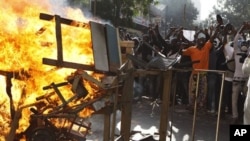 Manifestantes antigovernamentais erguem barricadas nas ruas da capital senegalesa