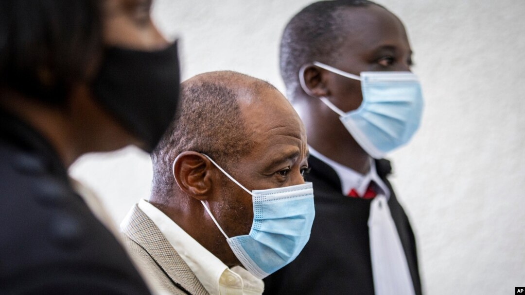 Paul Rusesabagina (tengah), yang menginspirasi film "Hotel Rwanda" untuk menyelamatkan orang dari genosida, muncul di Pengadilan Dasar Kicukiro di ibu kota Kigali, Rwanda, Senin, 14 September 2020. 