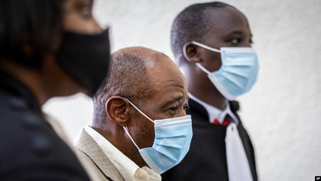 Paul Rusesabagina, uri hagati yakinweho filimi yitwa "Hotel Rwanda" imwerekana afasha abantu kurokoka jenoside yabaye mu Rwanda. Aha, yari yitabye urukiko rwa Kicukiro i Kigali, Rwanda ku wa mbere, taliki 14 z'ukwa cyenda, 2020. 