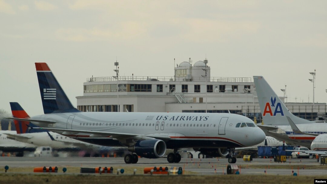 Pesawat milik maskapai US Airways siap melakukan take off di bandara Reagan (foto: dok). Badan penerbangan AS harus menutup 149 menara pengawas akibat pemotongan anggaran.