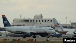 Beberapa pesawat penumpang di bandara Reagan di kota Washington DC (foto: dok). 