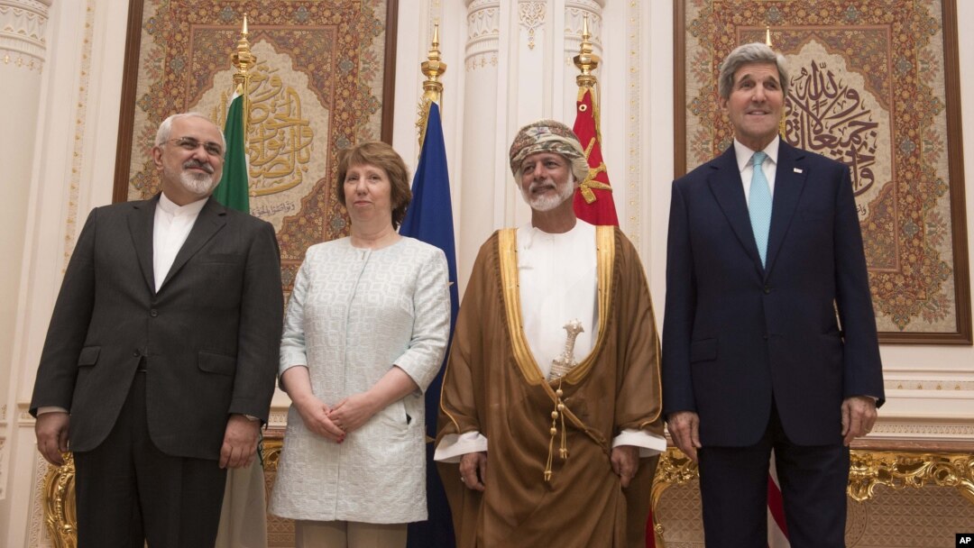 De izquierda a derecha, Javad Zarif, canciller iraní; Catherine Ashton, de la UE; Yussef bin Alawi, canciller de Omán; y John Kerry secretario de Estado de EE.UU., en Mascate, Oman.