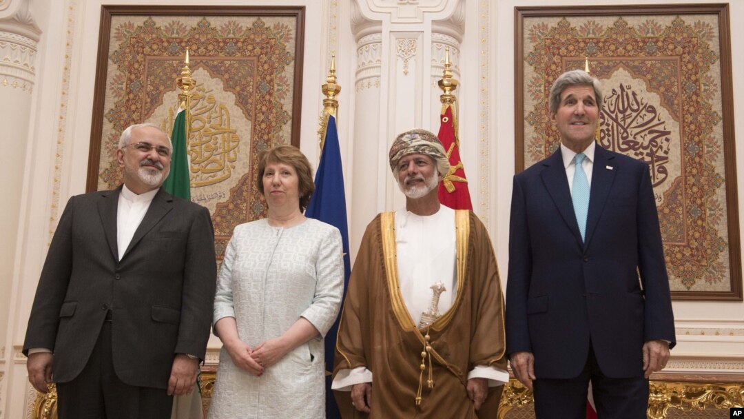 Dari kiri: Menlu Iran Javad Zarif, Kepala KEbijakan Luar Negeri Uni Eropa Catherine Ashton, Menteri Penanggung Jawab Urusan Luara Negeri Oman, Yussef bin Alawi dan Menlu AS John Kerry di Muscat, Oman (9/11).