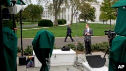 Members of the media by the White House in Washington, Sept. 29, 2014. 