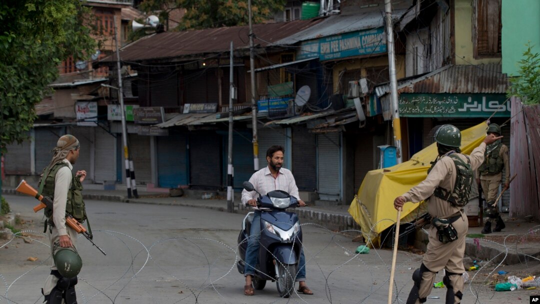 بھارت کے زیر انتظام کشمیر میں تاحال حالات معمول پر نہیں آسکے۔ (فائل فوٹو)