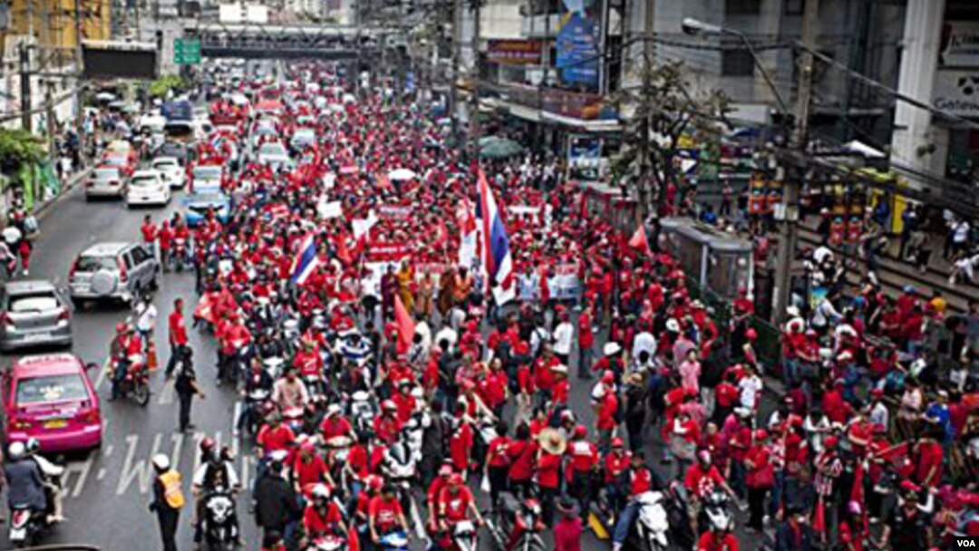Puluhan ribu demonstran Kaos Merah berpawai jalanan kota Bangkok, Minggu (1/23).