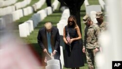 El presidente Donald Trump y su esposa Melania adelantaron las celebraciones y participaron en la tradición conocida como "flag in", donde la unidad ceremonial del Ejército coloca banderas estadounidenses en las tumbas del Cementerio Nacional de Arlington.