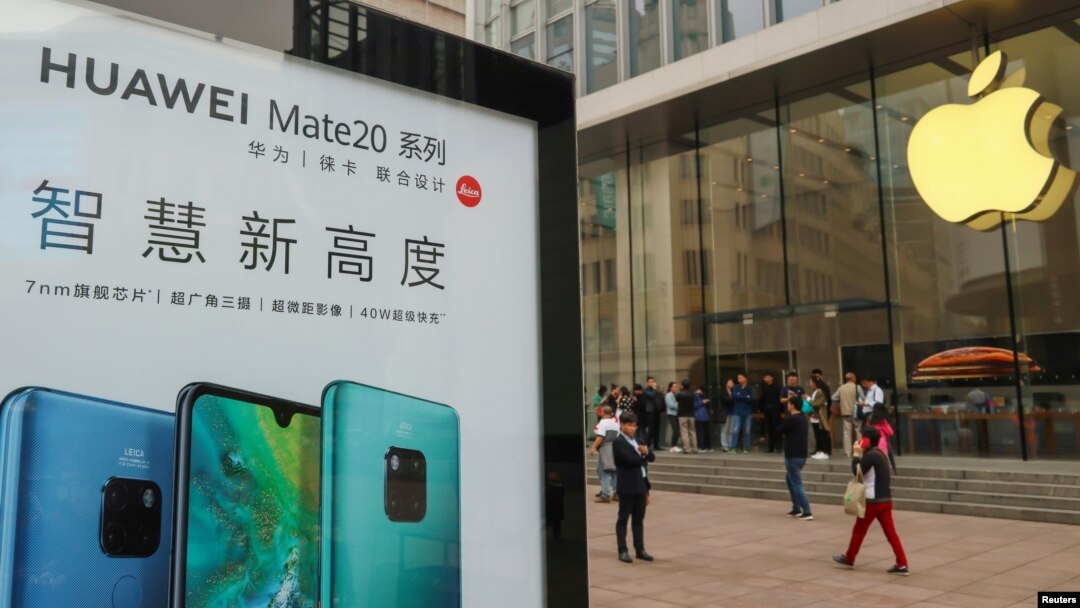 Một áp phích quảng cáo sản phẩm của Huawei bên ngoài cửa hàng iPhone ở Bắc Kinh, Trung Quốc.