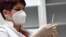 Medicinaska sestra priprema vakcinu protiv Kovida 19 (Foto: RFE/RL/Savo Prelević)