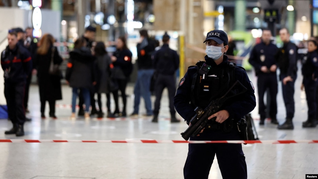 Pripadnici francuske policije obezbeđuju mesto napada, nakon što je muškarac nožem ranio nekoliko ljudu na železničkoj stanici Gar du Nor, Pariz, 11. januara 2023.