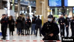 Fransa'nın başkenti Paris'teki, Avrupa'nın en büyük tren garı Gare du Nord'da bıçaklı bir saldırgan, 1'i polis 6 kişiyi yaraladı. 