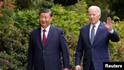 ARCHIVO - El presidente de Estados Unidos, Joe Biden, saluda mientras camina con su homólogo chino, Xi Jinping, en la finca Filoli, al margen de la cumbre de Cooperación Económica Asia-Pacífico (APEC), en Woodside, California, el 15 de noviembre de 2023.