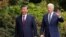 ARCHIVO - El presidente de Estados Unidos, Joe Biden, saluda mientras camina con su homólogo chino, Xi Jinping, en la finca Filoli, al margen de la cumbre de Cooperación Económica Asia-Pacífico (APEC), en Woodside, California, el 15 de noviembre de 2023.