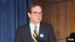 Direktè Jeneral Lavwadlamerik la, David Ensor, dirije seremoni ki te fèt nan jounen mèkredi 7 mas 2012 la pou komemore 70èm anivèsè Lavwadlamerik.