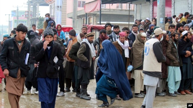 지난 18일 아프가니스탄 풀레알람에서 세계식량계획의 구호식량을 받기 위해 기다리는 사람들.