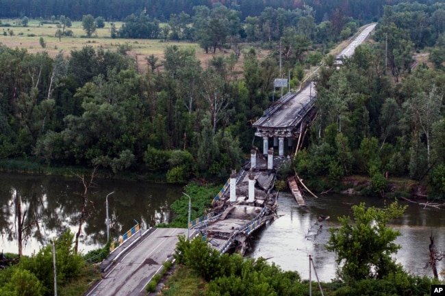 Un puente destruido sobre el río Siverskyi-Donets en la aldea liberada de Bogorodychne, Ucrania, el miércoles 12 de junio de 2024. (Foto AP/Evgeniy Maloletka)