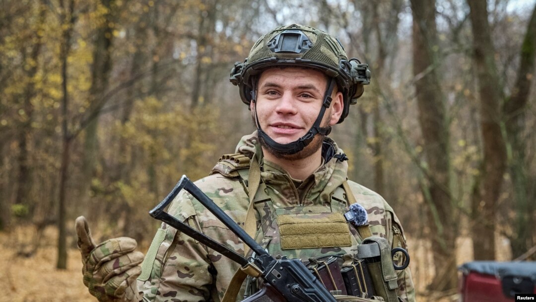 Andriy Kotyk, 21-godišnji vojnik 13. brigade operativne namjene 'Khartiia' Nacionalne garde Ukrajine, blizu linije fronta u regiji Harkov, Ukrajina, 8. novembra 2024. REUTERS/ Sergej Kozlov