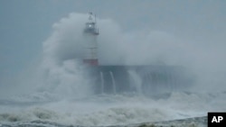 Badai Ciara menghantam Newhaven, pantai selatan Inggris, Minggu, 9 Februari 2020.