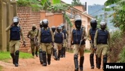 La police anti-émeute ougandaise patrouille dans une zone proche du domicile de Bobi Wine, dans le quartier de Magere à Kampala, en Ouganda, le 16 janvier 2021.