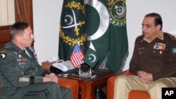 جنرل کیانی اور جنرل پیٹریئس کے درمیان ملاقات (فائل فوٹو)