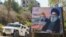 Një autoblindë e paqeruajtësve të OKB-së duke kaluar pranë një banderole të ngritur në vitin 2022 ku shfaqet ish-udhëheqësi i Hezbollahut, Sayyed Hassan Nasrallah
