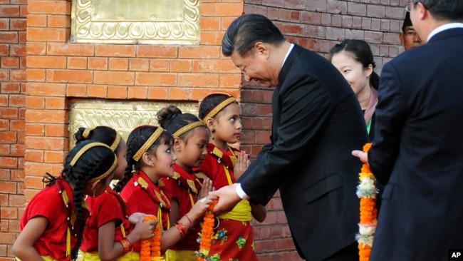 中国国家主席习近平10月12日从印度抵达尼泊尔访问,成为20多年来首次访问尼泊尔的中国国家主席。
