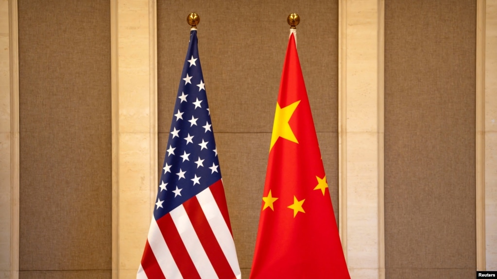 资料照：2023年7月8日，美国财政部长耶伦与中国副总理何立峰在钓鱼台国宾馆举行会谈前布置的美中两国国旗。(photo:VOA)