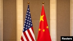 2023年7月8日，美國財政部長耶倫與中國副總理何立峰在釣魚台國賓館舉行會談前佈置的美中兩國國旗。