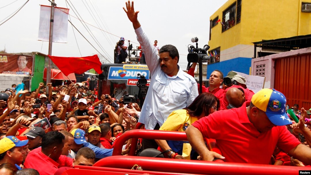 Capres Venezuela, Nicolas Maduro (baju putih) saat melakukan kampanye Pilpres di negara bagian Barinas (2/4). 