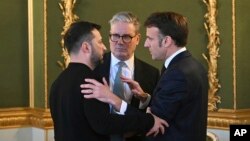 লন্ডন সম্মেলনের আয়োজক ব্রিটিশ প্রধানমন্ত্রী কির স্টারমার (মাঝে), সাথে ইউক্রেনের প্রেসিডেন্ট ভলদিমির জেলেন্সকি (বাঁয়ে) এবং ফ্রান্সের প্রেসিডেন্ট এমানুয়েল ম্যাক্রোঁ। ফটোঃ ২ মার্চ, ২০২৫। 