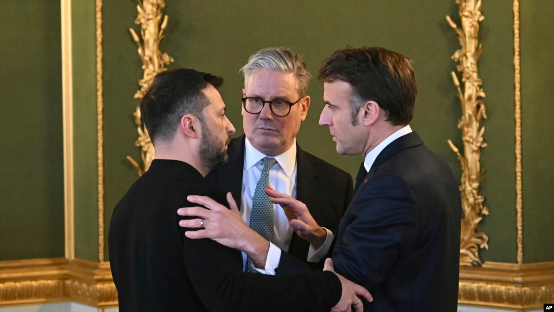 Britanski premijer Keir Starmer, ukrajinski predsjednik Volodimir Zelenski i francuski predsjednik Emmanuel Macron razgovaraju tokom samita evropskih lidera o Ukrajini, London, 2. mart 2025. (Foto: Justin Tallis/Pool putem AP-a)