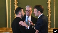 Britanski premijer Keir Starmer, ukrajinski predsjednik Volodimir Zelenski i francuski predsjednik Emmanuel Macron razgovaraju tokom samita evropskih lidera o Ukrajini, London, 2. mart 2025. (Foto: Justin Tallis/Pool putem AP-a)