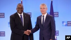 El secretario de Defensa de Estados Unidos, Lloyd J. Austin III, la la izquierda, estrecha la mano del secretario general de la OTAN, Jens Stoltenberg, en una intervención antes de una cumbre de responsables de defensa de la OTAN en Bruselas, el jueves 16 de junio de 2022.