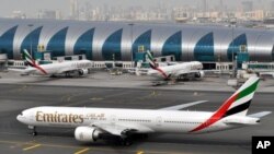 En esta foto de archivo del 22 de marzo de 2017, se ve un avión de Emirates dirigiéndose a una puerta de desembarque en el Aeropuerto Internacional de Dubai, Emiratos Árabes Unidos.