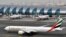 En esta foto de archivo del 22 de marzo de 2017, se ve un avión de Emirates dirigiéndose a una puerta de desembarque en el Aeropuerto Internacional de Dubai, Emiratos Árabes Unidos.