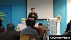 Seorang pastor memimpin ibadah di sebuah gereja di China (foto: dok).