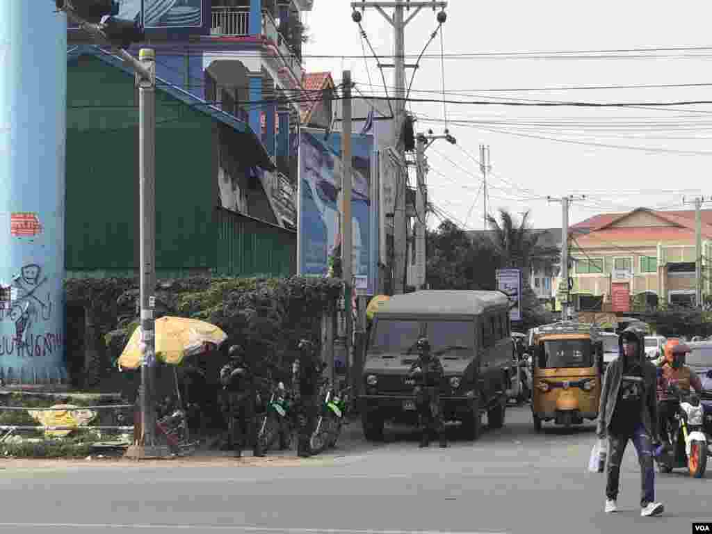 កម្លាំង​សមត្ថកិច្ច​ចម្រុះ ដែល​មាន​ក្រុម​កងរាជ​អាវុធ​ហត្ថ និងកង​កម្លាំង​ទាហា​ន​ជាច្រើន​រយ​នាក់​ប្រដាប់​ដោយ​អាវុធ​ ល្បាត​នៅ​​ខាងមុខ អាកាសយានដ្ឋាន​អន្តរជាតិ​ភ្នំពេញ​រង់ចាំ​ការ​វិល​ត្រឡប់​របស់​លោក សម រង្ស៊ីមេដឹក​នាំ​ក្រុម​ជំទាស់​​នា​ថ្ងៃសៅរ៍ ទី​០៩ វិច្ឆិកា ឆ្