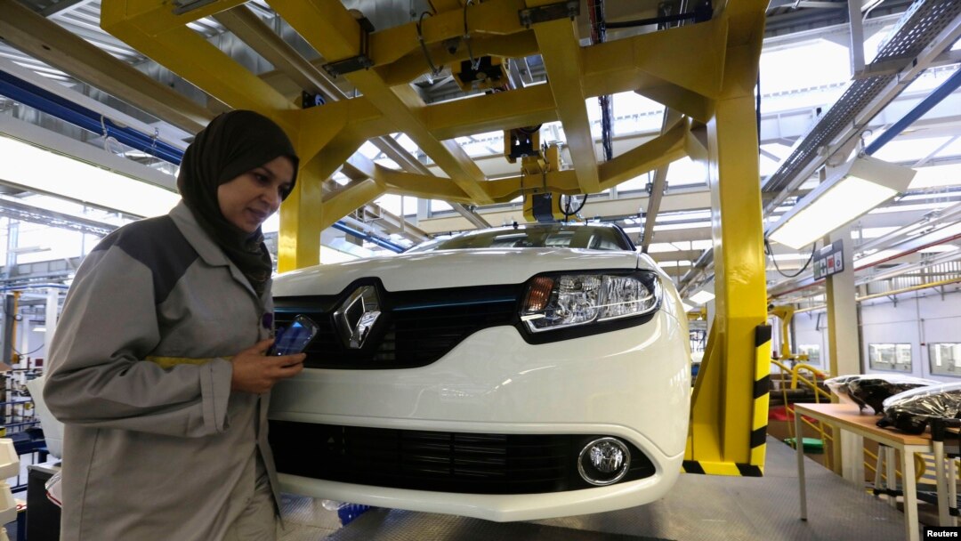 Seorang pekerja perempuan di sebuah pabrik Renault di Oran, barat Aljazair, 10 November 2014. (Foto:dok) 